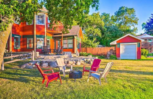 Waterfront Mound Retreat with Dock and Lake Access! - Foto 1