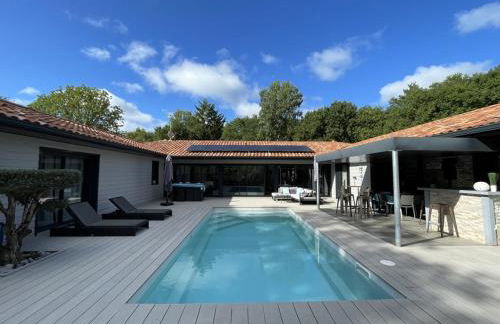 Villa moderne à Soustons avec piscine chauffée, 3 chambres et cuisine extérieure, animaux acceptés - FR-1-379-167 - Foto 2