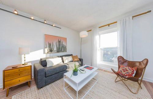 Music Row Retreat with Pool and Free Parking, Walk to Bars! - Foto 7