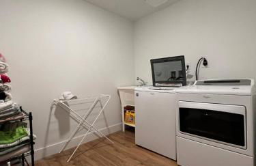 Super stylish 4 BR Home Steps from the Fun - Foto 21