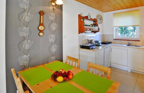 Lakeside holiday home, private garden - Photo 6