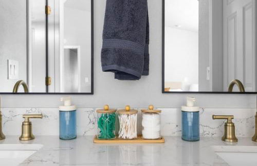 Stylish Renovation, Perfect for Families & Pets, Garage Parking, Sleeps 10 - Foto 19