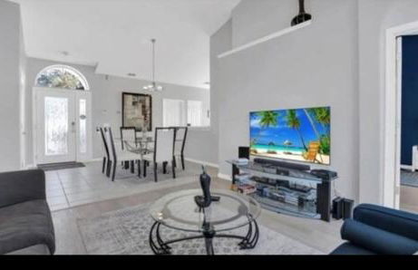 Spacious 3 bedroom pool home with lake view - Foto 3