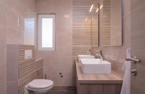 Villa Barbara & Zoran with free parking and heated swimming pool - Photo 31