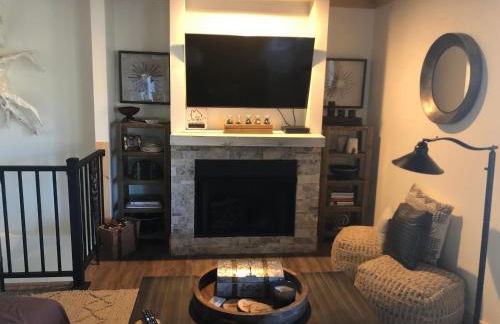 Serene Rustic Farmhouse Mountain Cottage (Sleeps 4) - Foto 13