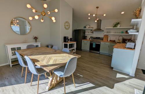 Contemporary 2-Bedroom Close to Downtown, Dining - Photo 6