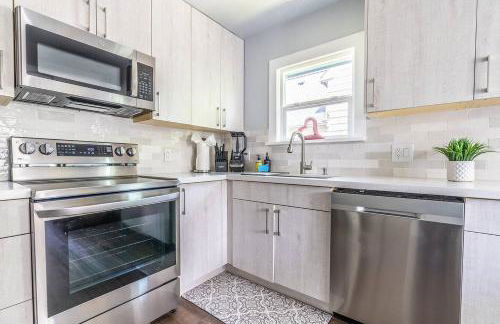 Cozy Craftsman Cottage 10 minutes away from DT! - Foto 13