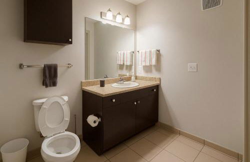 Serene 2BR Escape Midrise Living - Foto 10