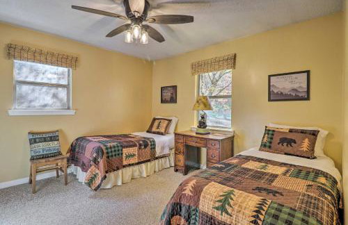 Creekside Retreat with Deck, 18 Miles to Wolf Ridge - Foto 19