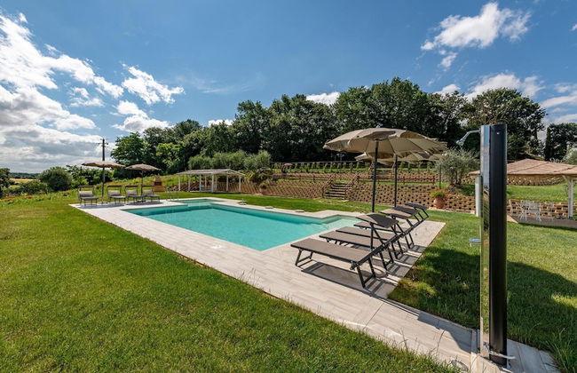 Farmhouse in Tuscany With Pool and Hill Views - Photo 13