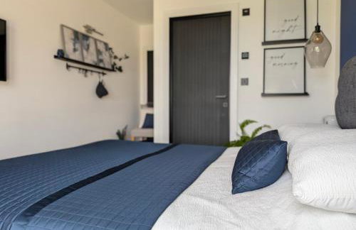 Up Shed - Modern Countryside King-size Ensuite With Own Access - Photo 5