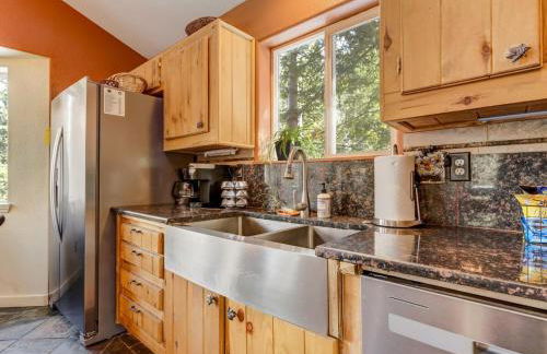 Pinetop Cabin Hot Tub BBQ Arcade Scenic Escape - Foto 16