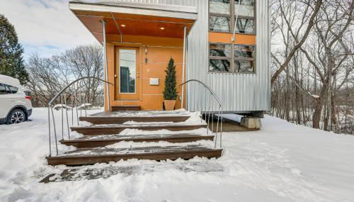 Couples Retreat Near UVM! Unique Studio with Deck - Foto 4