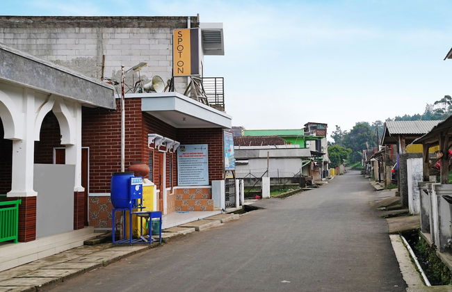 OYO Homes 91006 Eco Tourism Desa Cibodas Areng 5 Syariah - Photo 23