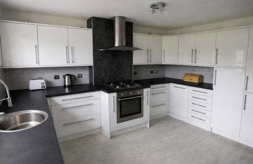 NEW! Large 4BR home by Shirestone Property, Driveway Parking, Near M40, Wifi - Photo 7