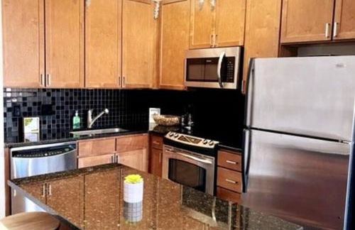 Studio Townhouse in Uptown King Bed-Wi-Fi-Full Kitchen- Washer & Dryer - Foto 23
