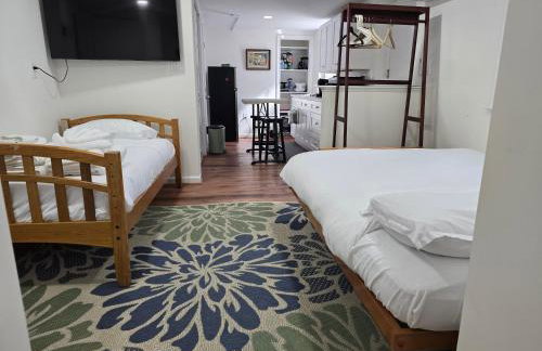 Harvard Sq 5min walk to main gate sleeps 6 free one car parking - Foto 5