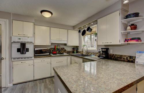 Sunset Home perfect for extended stays with fully fenced in yard, designated office, two living rooms, located across from Boise Foothills and close to Bogus Basin in Boise's North End - Photo 5