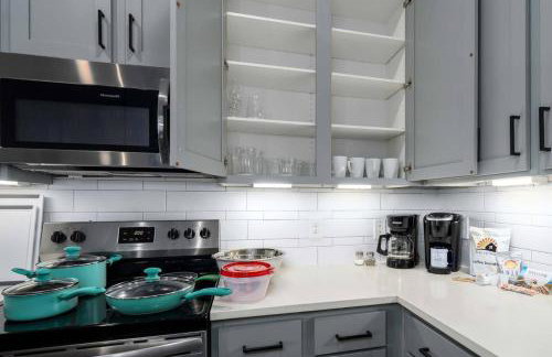 Luxury Apartment with Pool, Restaurants, Shopping) - Photo 39