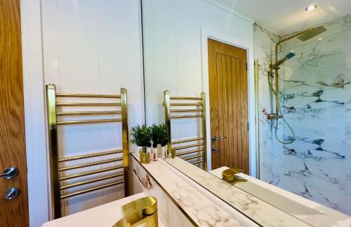 Phoenix Lodge - Luxury 2 ensuite bedrooms, lakeside views - Foto 40