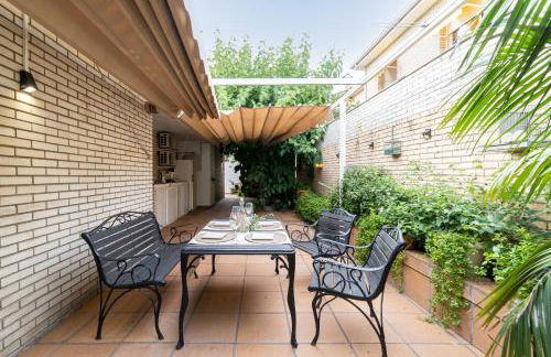 "Charm & Cozy 4BR - 3BA with Pool & Barbecue" - Photo 39