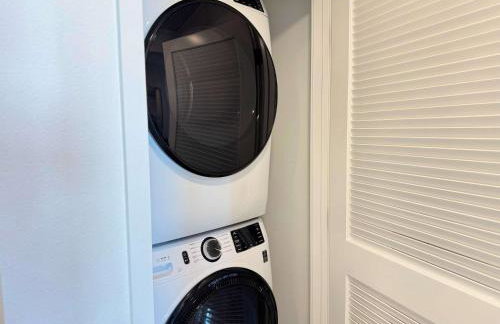 Upscale Escape 10 Min from Disneyland With Pool & Gym - Foto 10