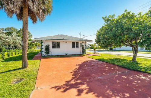 Roxanas 3bed 2bath Home with Modern Interior and BBQ Backyard - Photo 31