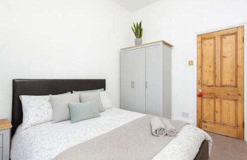 Calder Row by Alt-Stay Contractor Accommodation - 3 Bed Canal Side Contractor Home With Parking, Wi-Fi & Full Kitchen - Ideal For Long stays - Foto 7