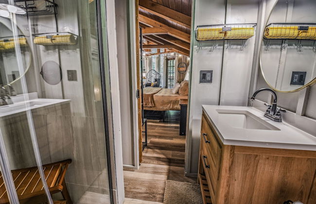 Light'n Bug Bungalow 1 Bedroom Cabin by RedAwning - Photo 14