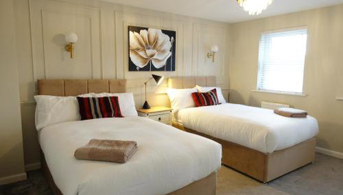 4 bedroom, Sleeps 12, Free Parking - Foto 3