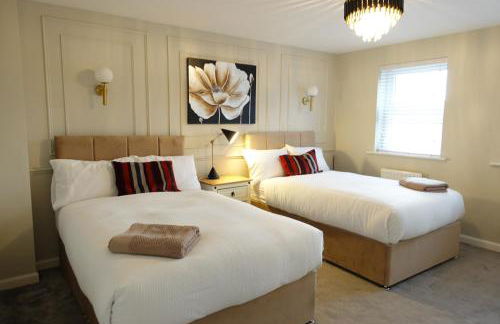 4 bedroom, Sleeps 12, Free Parking - Foto 3