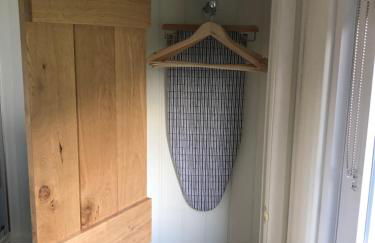 Green Valley, Cotswold stay with hamper - Photo 18