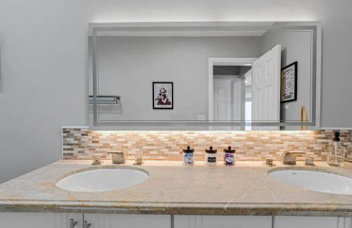 Luxe by Jenn - 3BR Retreat with Heated Pool - Photo 18