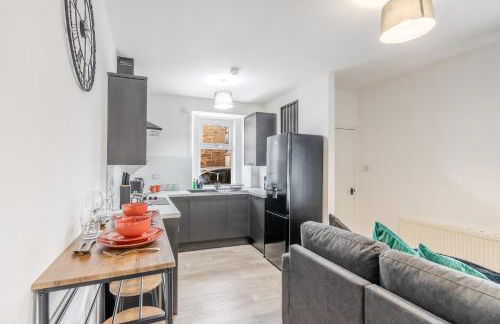 Small, Cosy 2BR 1Bathroom Nearby the Town Center - Photo 7