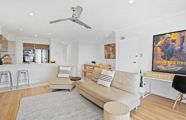 Chic Coastal Charm on Palm Beach - Photo 4