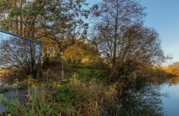 Cosy Mirrored House next to a Magical Swimming Lake - Foto 39