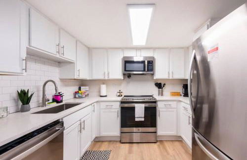 SoLa OASIS 2BR King Suite, Fully Stocked kitchen, Pool & Gym - Foto 12