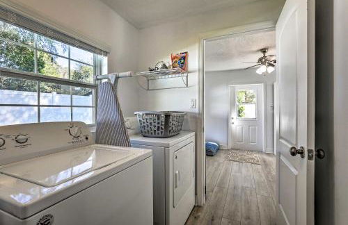 Chic Home with Fire Pit and Patio, Walk to Lake! - Foto 23