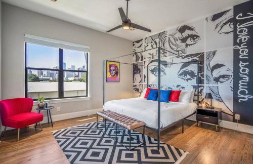 Luxury Downtown Home w Rooftop Deck in the Skyline - Photo 25