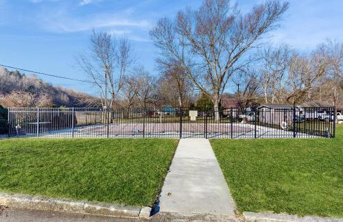 Pool and Riverfront! Couples Retreat in Smoky Mtns - Foto 15