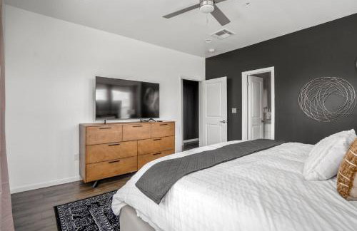 Spacious Apartment with Gated Parking Near Med Ctr - Foto 8