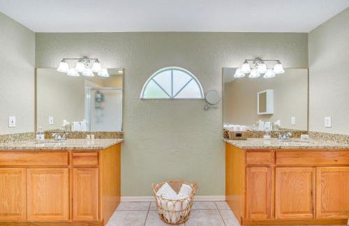 Relax Poolside Spring Hill Family Home with Yard! - Foto 19