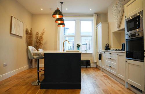 Modern 2 Bed 2 Bath Apartment in Prime Jesmond Location - Photo 10