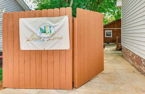 Home with Hot Tub, Playset and Grills in Clarksville! - Foto 32