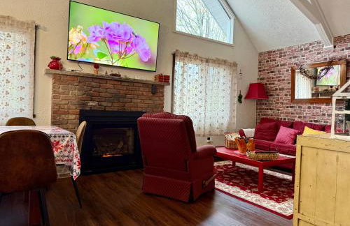 WOW!! Ultimate Pocono Retreat Hot Tub, Game Room, Fire Pit, Near Lakes & Hiking! - Foto 10