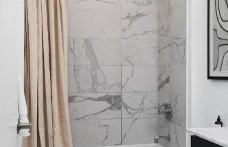 Penthouse Condo on River with Garage and Patio, Walk Downtown - Foto 29