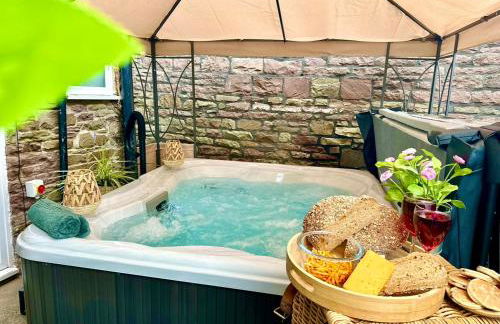 *Brecon Beacons,Log Burner, hot tub Dogs Welcome* - Photo 2