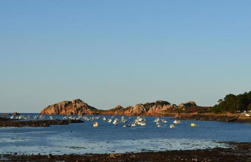 Studio in Plougasnou with Sea View and Beaches - Photo 15