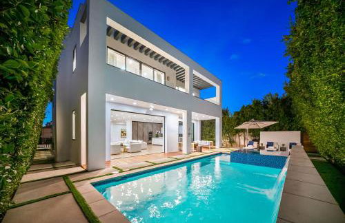 Luxurious Retreat - Modern House with Pool - Photo 1