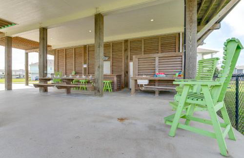 Walk to Shore Crystal Beach Escape with Deck and Bar! - Foto 31